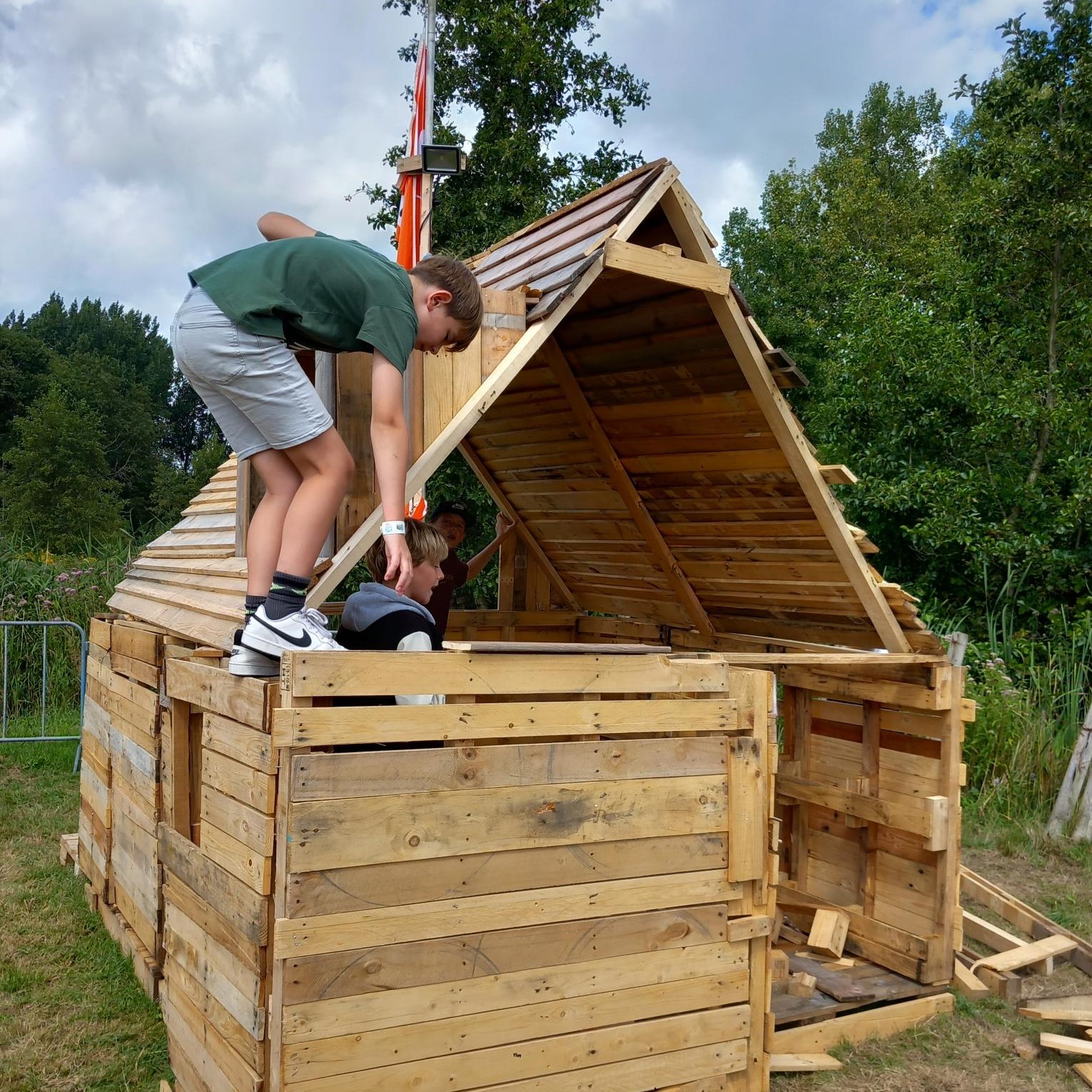 social-sustainability-kvs-pallets-kinderen-speeltuin