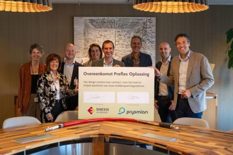 Representatives of Prysmian and Enexis at the signing of the FlexPlug agreement. From left to right: Cinzia Farisè, Sander Louwers, Dennis Marks, Joannes Vonk, and Rutger van der Leeuw.